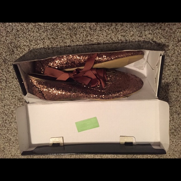 Women or girls size 7 shoes - Picture 3 of 3